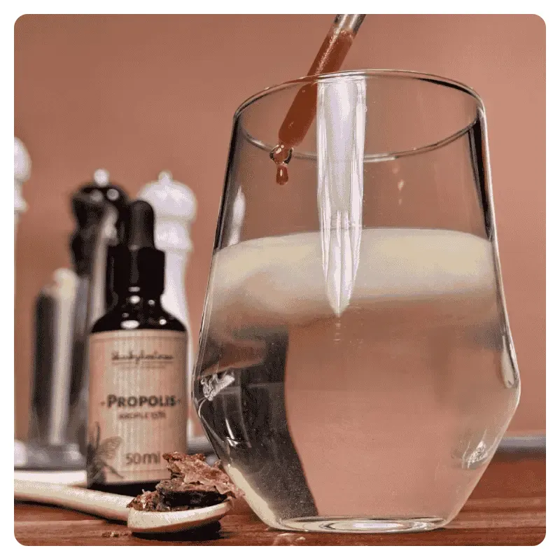 propolis-krople-skarby-roztocza-z-zakraplaczem-w-wodzie-2.webp
