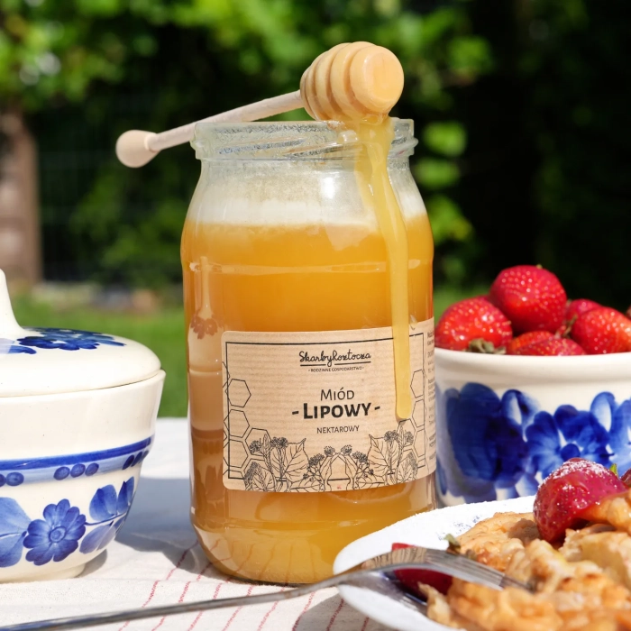 miod-lipowy-1000g-skarby-roztocza-front-produktowe-kwadrat-konsystencja-nabierak.webp
