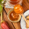 miod-spadziowy-iglasty-650g-skarby-roztocza-produktowy-kwadrat-konsystencja-nabierak.webp
