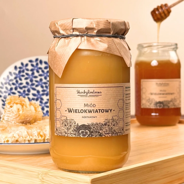 miod-wielokwiatowy-1000g-skarby-roztocza-front-kwadrat-produktowe.webp