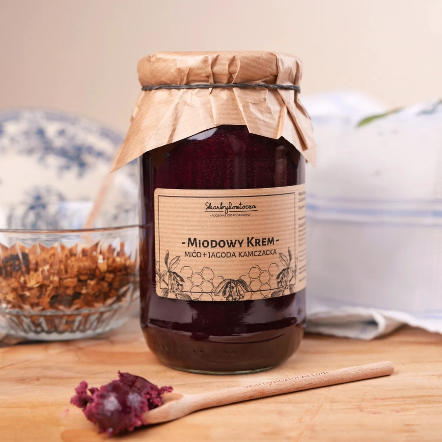 miod-z-jagoda-kamczacka-duzy-sloik-skarby-roztocza-lyzeczka-produktowe-front-kwadrat.webp
