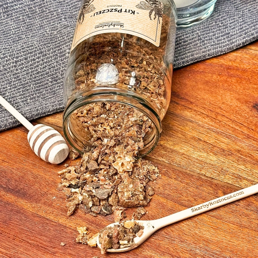 kit-pszczeli-propolis-skarby-roztocza-100g-produktowy-kwadrat-konsystencja1.webp