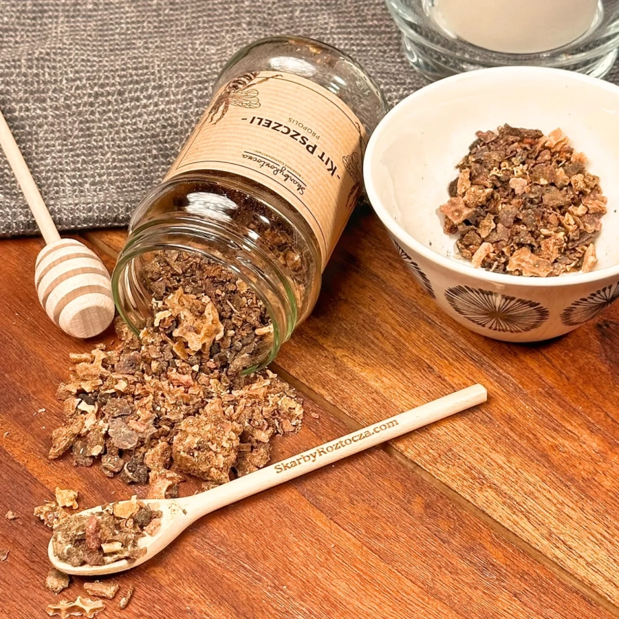 kit-pszczeli-propolis-skarby-roztocza-50g-produktowe-kwadrat-konsystencja.webp