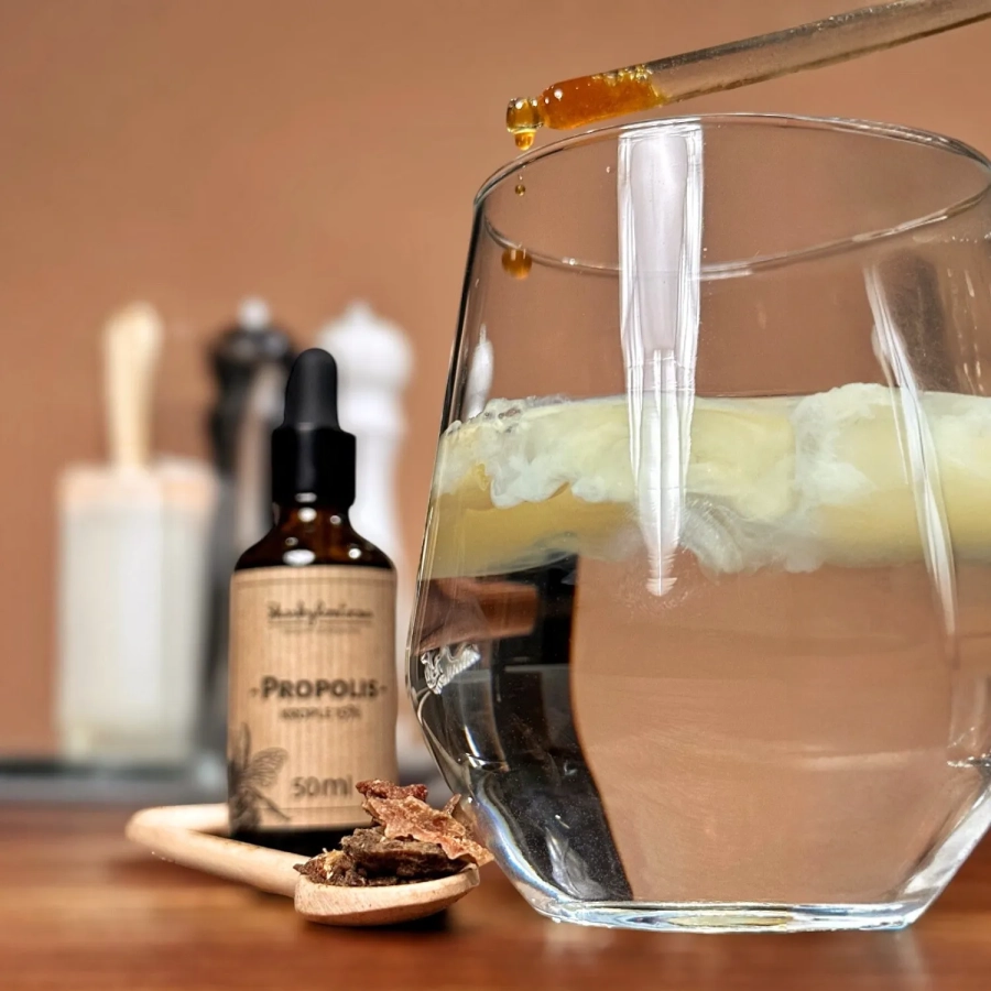 propolis gouttes de propolis avec compte-gouttes dans un flacon skarbyroztocza produit carré utilisation1