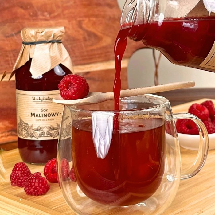 Himbeersaft Schätze von Roztocze Produkt quadratisch Tee Serviervorschlag