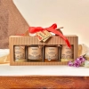 coffret cadeau traditionnel carton fenêtre 4 miels cuillère trésors de roztocze produit carré voeux cadeau noeud ruban rouge