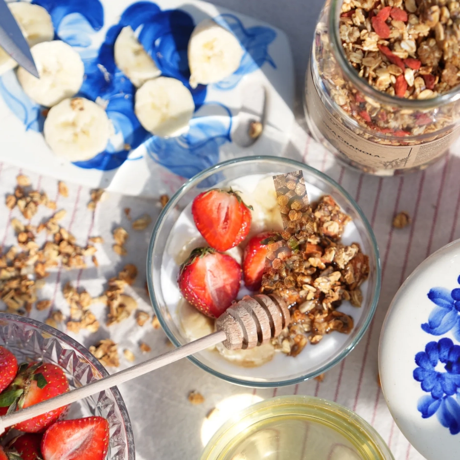 skarby-roztocza-granola-z-pierzga-snidanie-miod-nabierak.webp