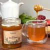 miod-spadziowy-iglasty-650g-skarby-roztocza-produktowy-kwadrat-konsystencja-herbata.webp