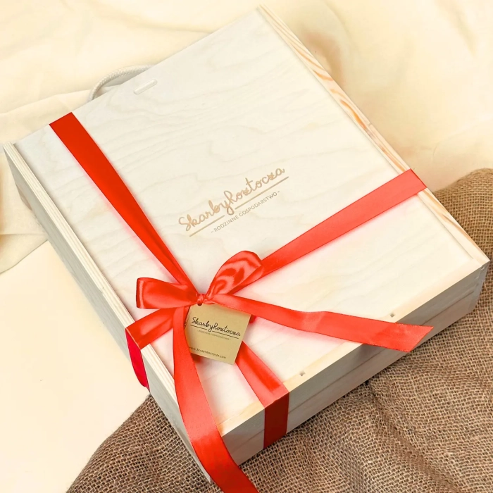 Geschenkset mit Honig in einer Holzkiste